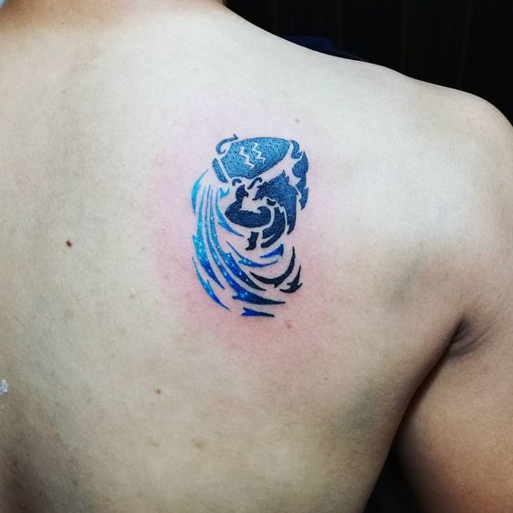 Tatouage Homme Et Vase En Aquarelle Bleue Sur L'omoplate