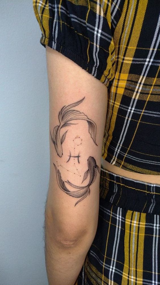 Tatouage Poissons Gris Avec Signe Et Constellation Sur Le Bras