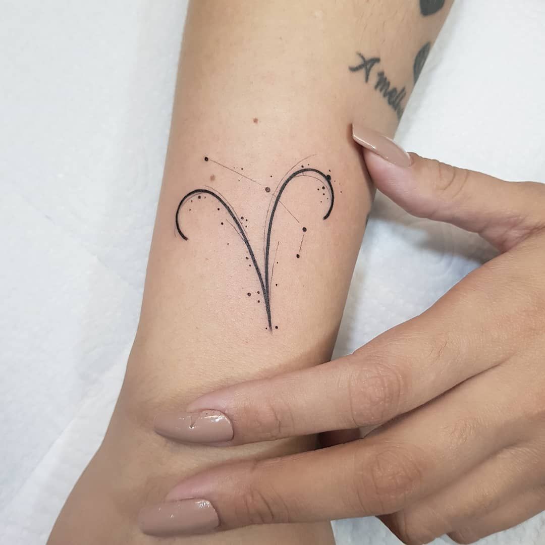 Tatouage Signe Bélier Avec Constellation Sur L'avant Bras