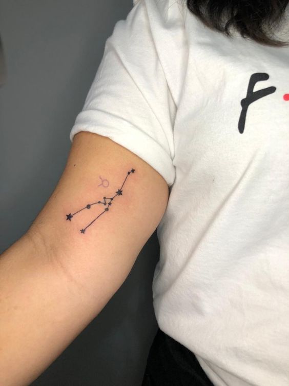 Tatouage Signe Et Constellation Du Taureau Sur Le Bras