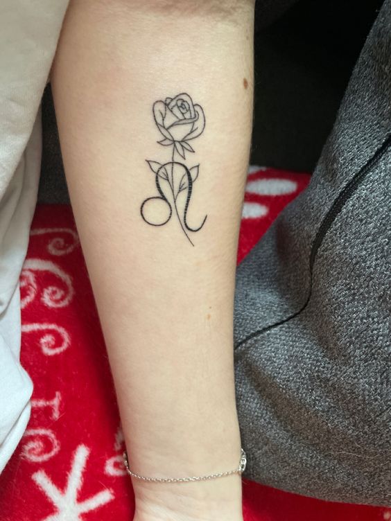 Tatouage Signe Lion Et Rose Sur L'avant Bras
