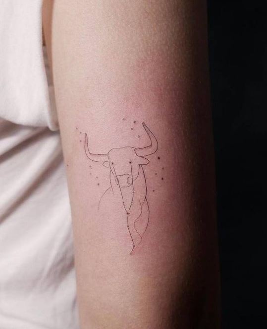 Tatouage Constellation Du Taureau Avec Silhouette Sur Le Bras