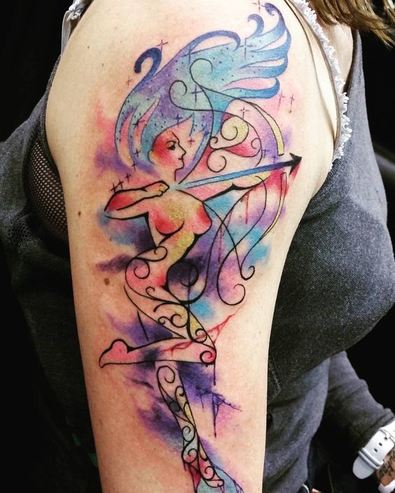 Tatouage Femme En Aquarelle Avec Arc Et Flèche Sur Le Bras