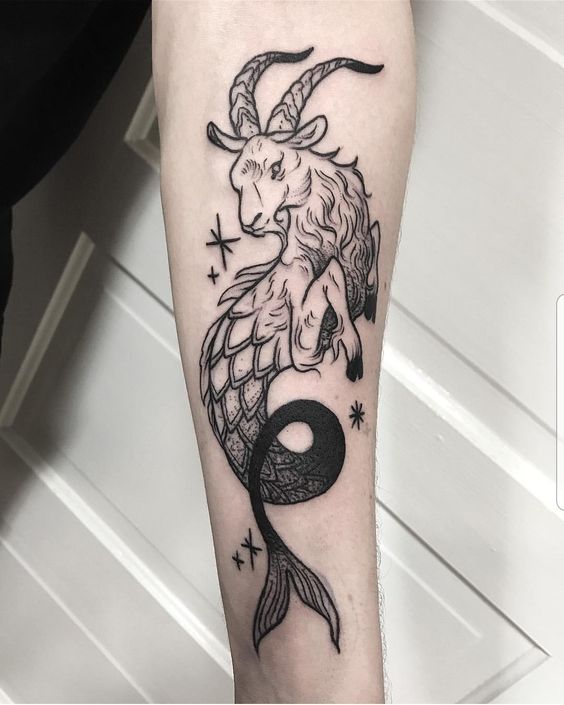 Tatouage Poisson Chèvre Et étoiles Sur L'avant Bras