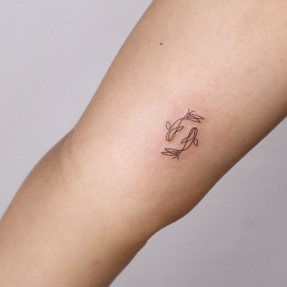Tatouage Poissons En Traits Uniques Sur Le Bras