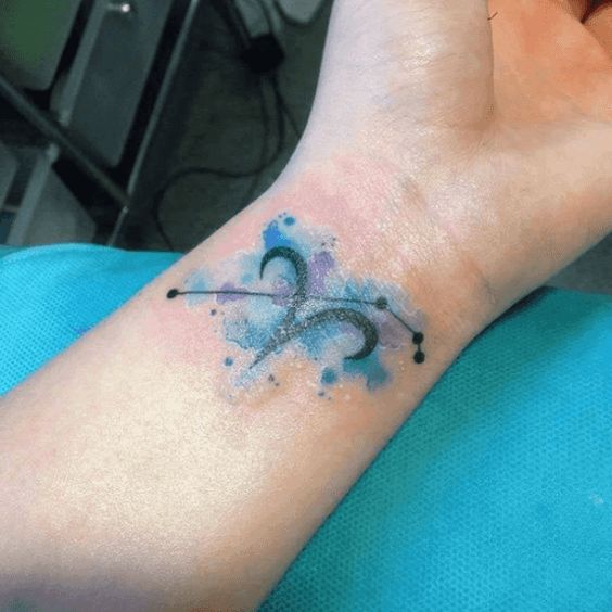 Tatouage Signe Bélier Avec Constellation Et Aquarelle Sur Le Poignet