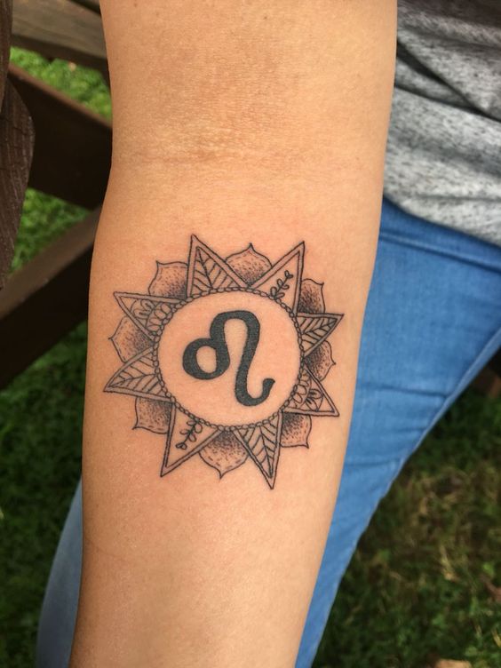 Tatouage Signe Lion Et Mandala Sur L'avant Bras