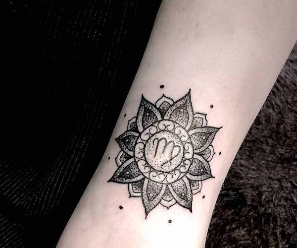 Tatouage Signe Vierge Avec Mandala Sur Le Bras