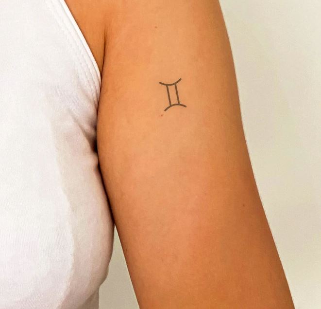 Tatouage Symbole Gémeaux Discret Sur Le Bras