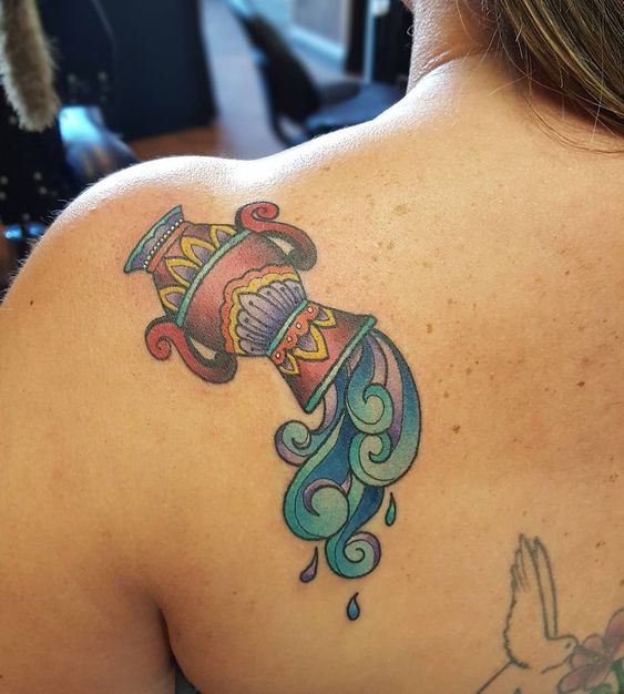 Tatouage Vase Old School Sur L'omoplate