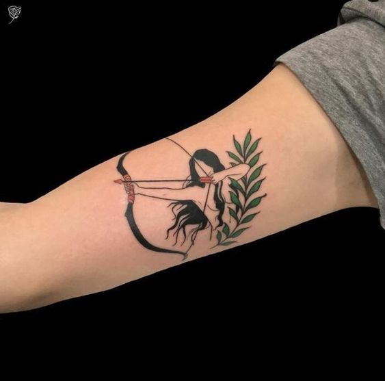 Tatouage Femme Archer Et Feuilles Vertes Sur Le Bras