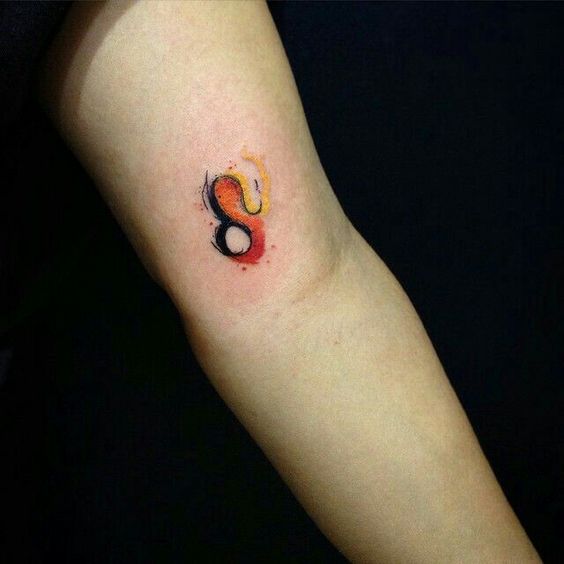 Tatouage Signe Lion En Aquarelle Sur Le Bras