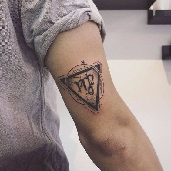 Tatouage Signe Vierge Avec Constellation Et Figures Géométriques Sur Le Bras