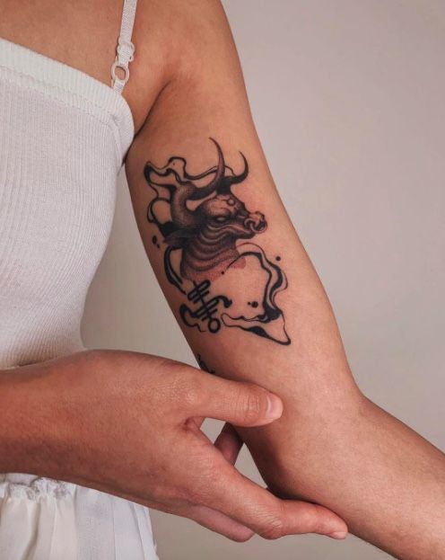 Tatouage Taureau Graphique Sur Le Bras