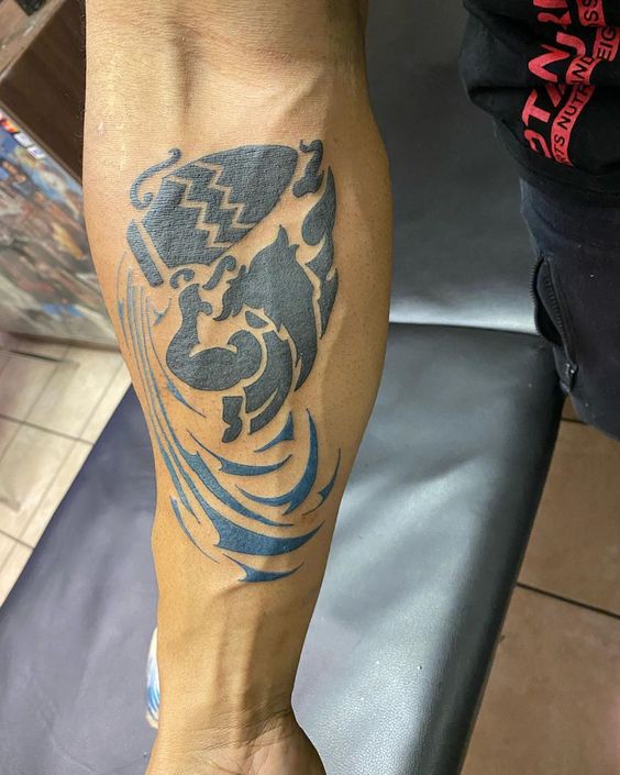Tatouage Homme Avec Vase Noir Et Eau Bleue Sur L'avant Bras