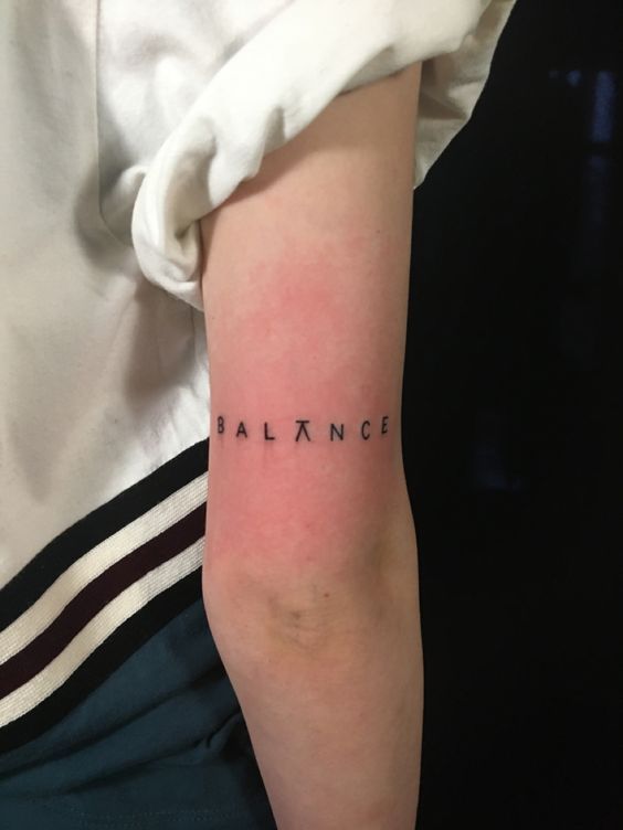Tatouage Mot Balance Sur Le Bras