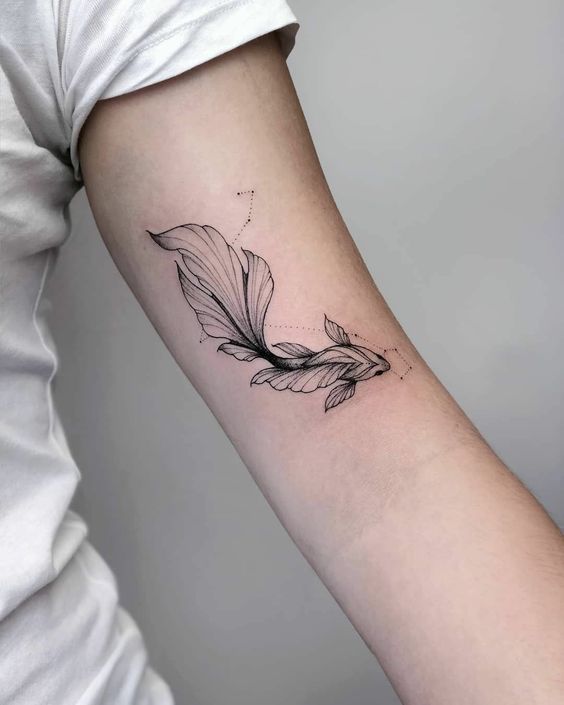 Tatouage Poisson En Noir Et Gris Avec Constellation Sur Le Bras