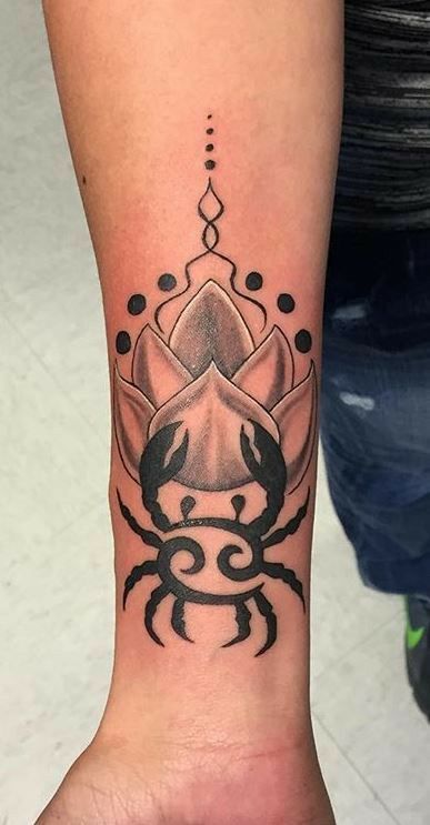 Tatouage Signe Cancer Et Lotus Sur L'avant Bras