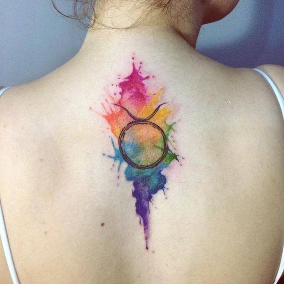 Tatouage Signe Taureau Et Peintures Aquarelles Sur Le Dos