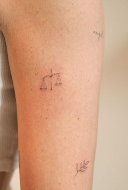 Tatouage Balance Discret Sur Le Bras