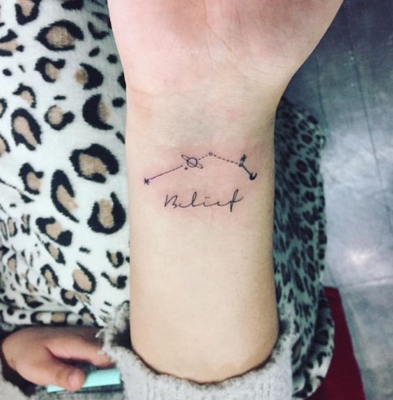 Tatouage Constellation Du Bélier Avec Signature Sur Le Poignet