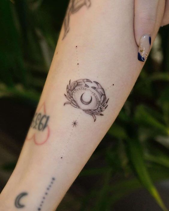 Tatouage Constellation Du Cancer Avec Crabe Et Lune Sur L'avant Bras
