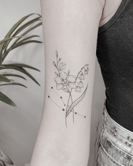 Tatouage Constellation Du Taureau Avec Fleurs Sur Le Bras