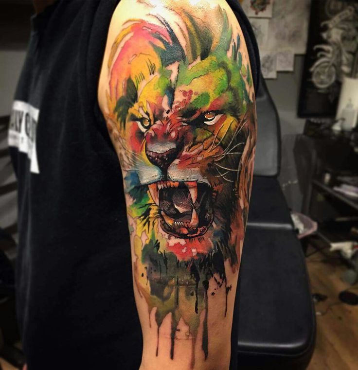 Tatouage Lion En Aquarelle Sur Le Bras