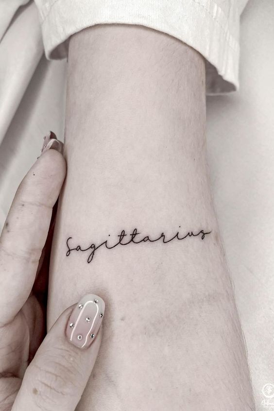 Tatouage Mot Sagittarius Sur Le Bras