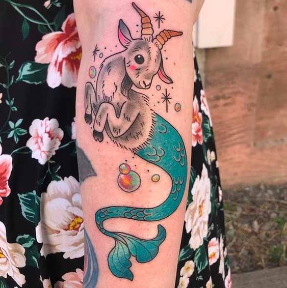 Tatouage Poisson Chèvre Bleu, Bulles Et étoiles Sur L'avant Bras