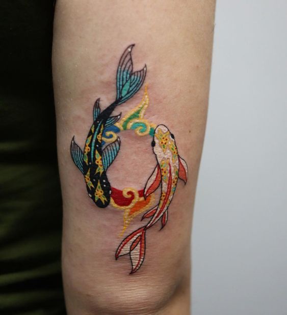 Tatouage Poissons à Motif Multicolore Sur Le Bras
