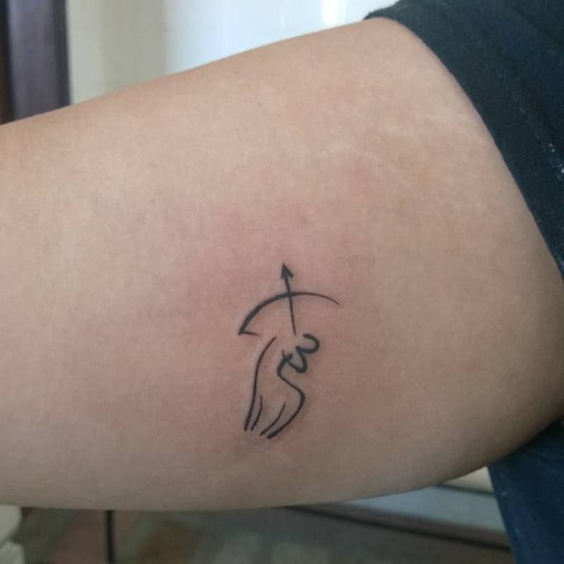 Tatouage Centaure Minimaliste Sur Le Bras