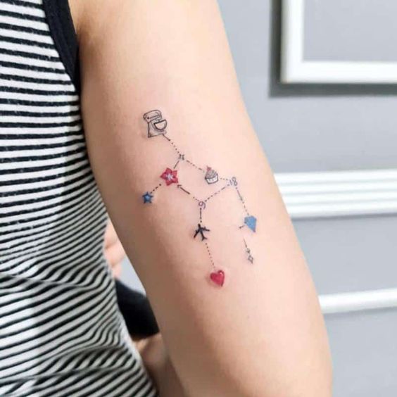 Tatouage Constellation Avec Objets Colorés Sur Le Bras