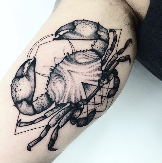 Tatouage Crabe Et Figure Géométrique Sur Le Bras