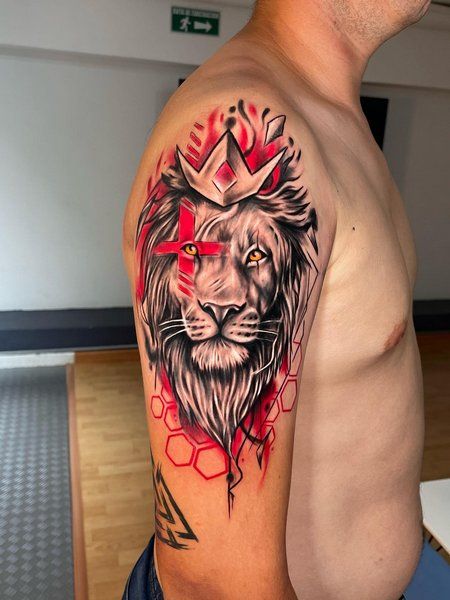 Tatouage Lion Avec Couronne Et Hexagones Rouges Sur Le Bras
