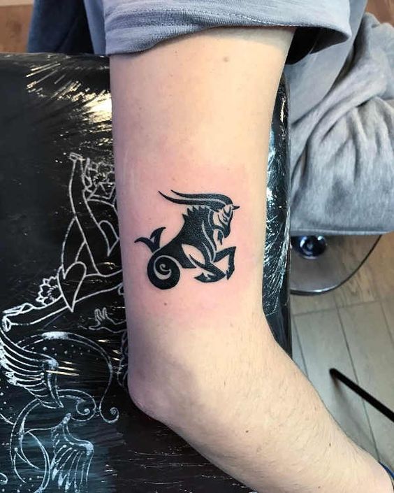 Tatouage Poisson Chèvre à L'encre Noire Sur Le Bras