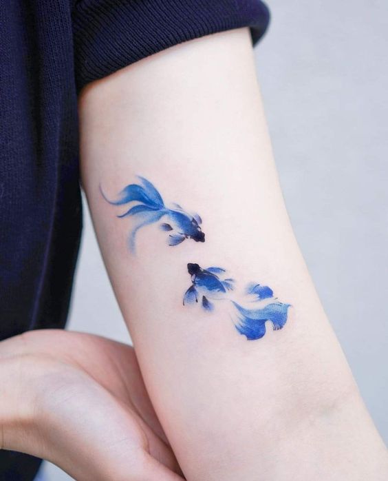 Tatouage Poissons Bleus Sur Le Bras