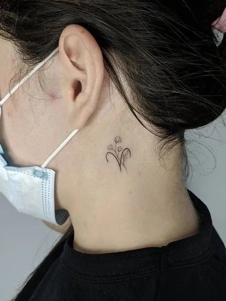 Tatouage Signe Bélier Et Fleurs Discrets Sur Le Cou
