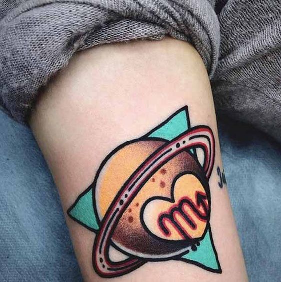 Tatouage Signe Scorpion Avec Planète Sur Le Bras