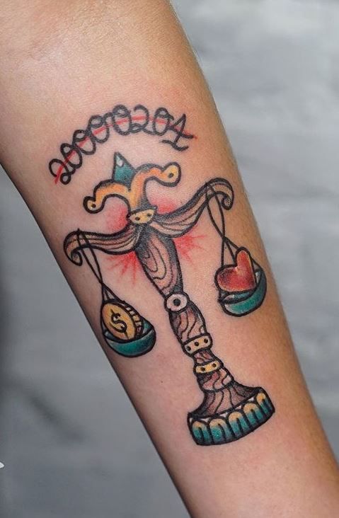Tatouage Balance Colorée Avec Date Sur L'avant Bras