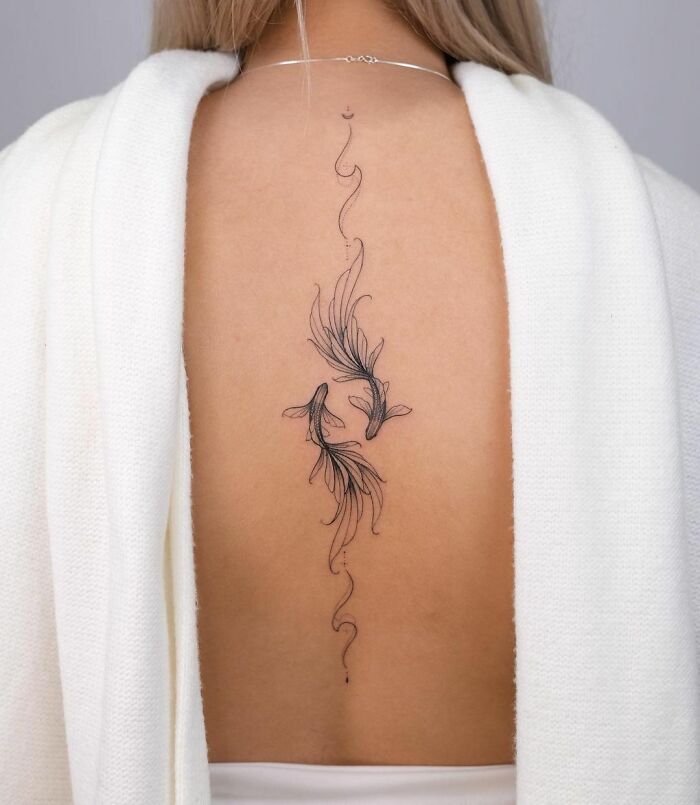 Tatouage Poissons En Noir Et Gris Sur Le Dos