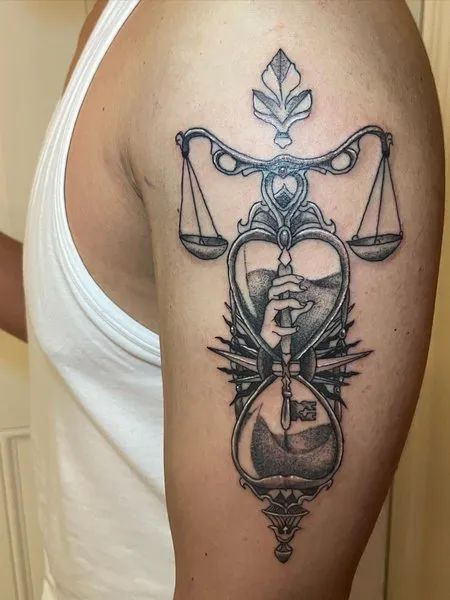 Tatouage Balance Avec Sablier En Noir Et Gris Sur Le Bras