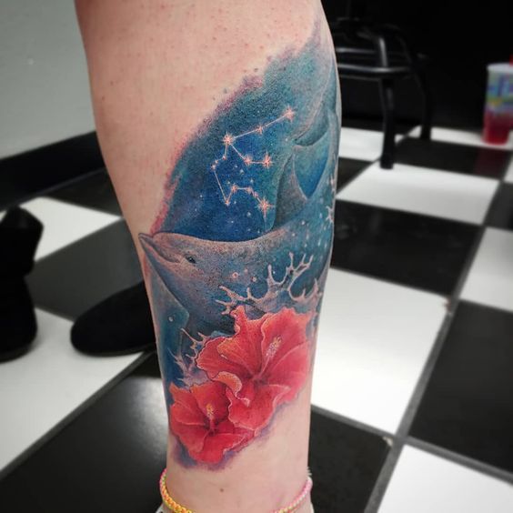 Tatouage Constellation, Dauphin Et Fleurs Rouges Sur L'avant Bras