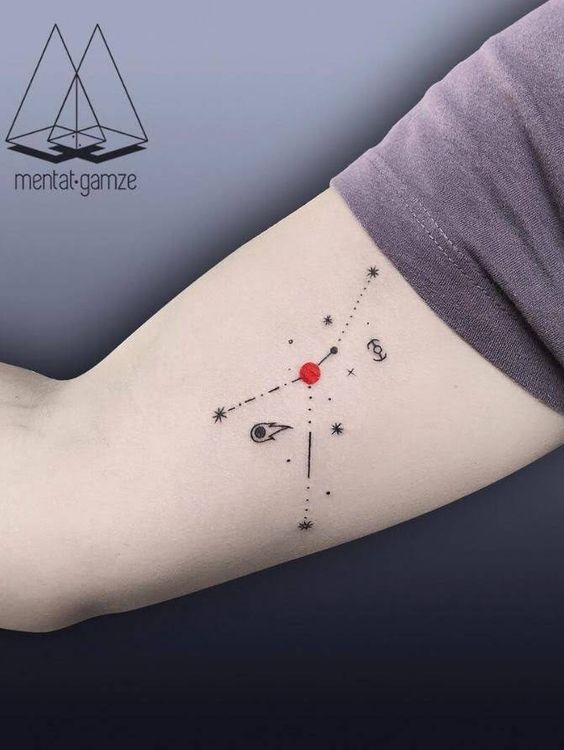 Tatouage Constellation Du Cancer Avec Point Rouge Sur Le Bras