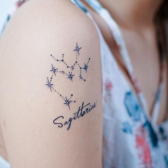 Tatouage Constellation Et Mot Sagittarius Sur L'épaule