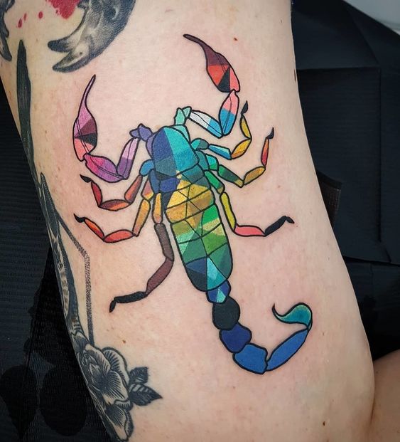Tatouage Scorpion Multicolore Sur Le Bras