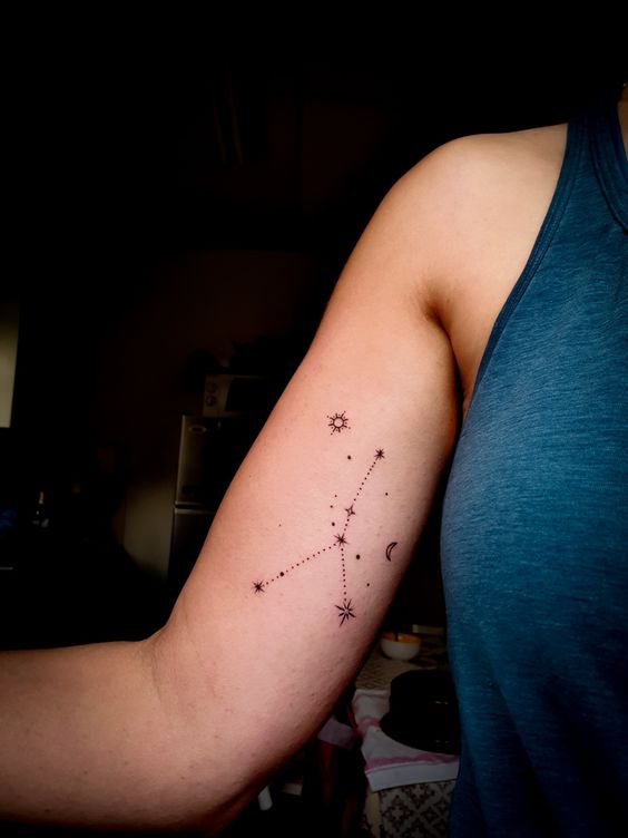 Tatouage Constellation Du Cancer Avec Soleil Et Lune Sur Le Bras