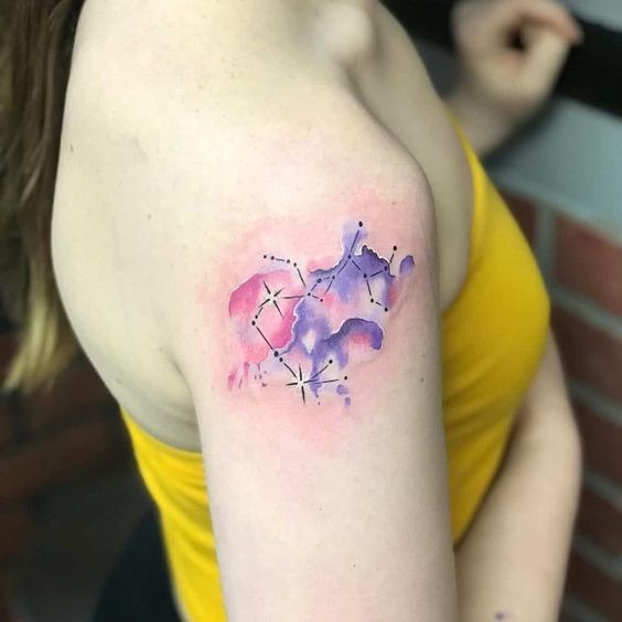 Tatouage Constellation Du Sagittaire Avec Aquarelle Sur L'épaule