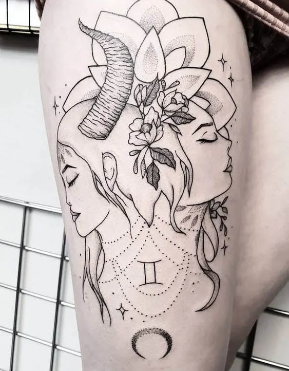 Tatouage Femmes Avec Cornes Et Fleurs Sur La Cuisse