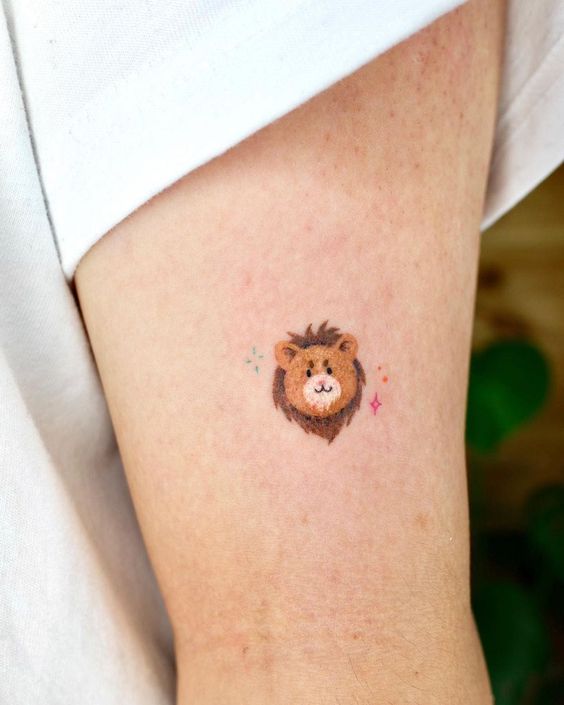 Tatouage Lion En Peluche Et étoiles Sur Le Bras